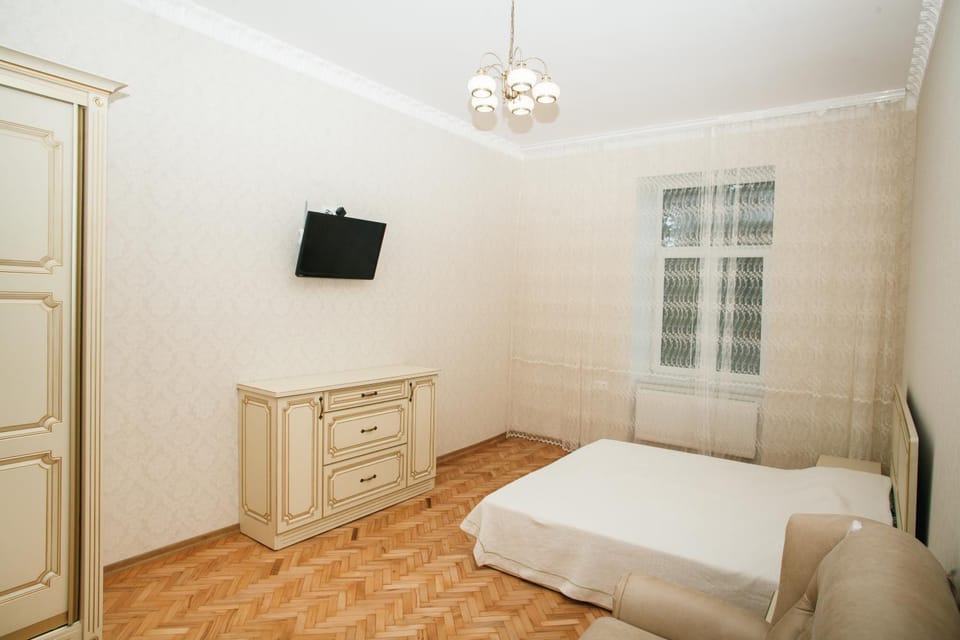 TV and multimedia, Decorative detail, Seating area, Bedroom
