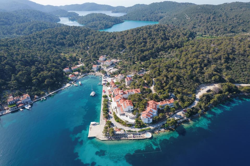 Nearby landmark, Restaurant/places to eat, Neighbourhood, Natural landscape, Location