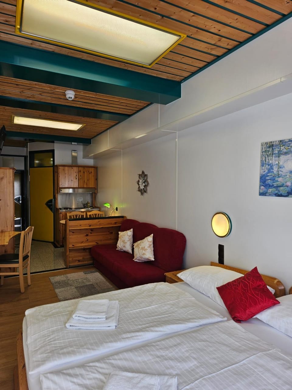 Photo of the whole room, Bedroom