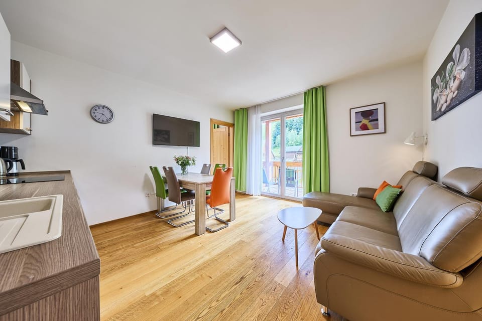 Communal lounge/ TV room, TV and multimedia, Coffee/tea facilities, View (from property/room), Kitchen or kitchenette, Living room, Decorative detail, Seating area, Dining area, Evening entertainment, Area and facilities, group of guests, Family, heating, internet