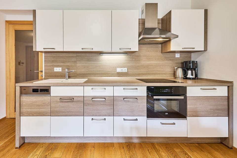 Coffee/tea facilities, Kitchen or kitchenette, Meals, Breakfast, Lunch, Dinner, dishwasher, microwave, oven, stove, toaster, kitchen