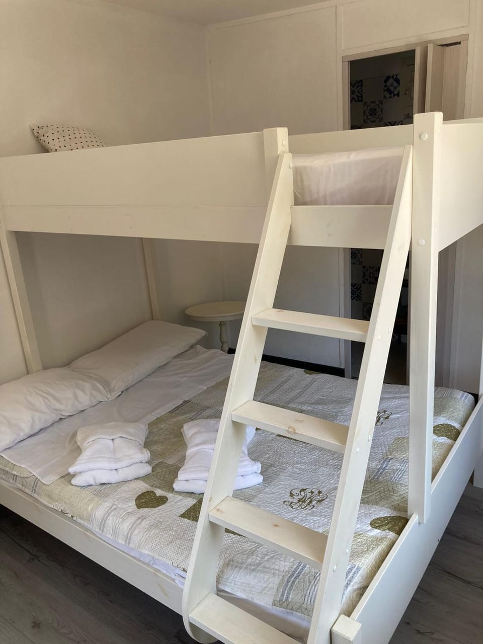 Bed, Photo of the whole room, Bedroom, bunk bed, towels