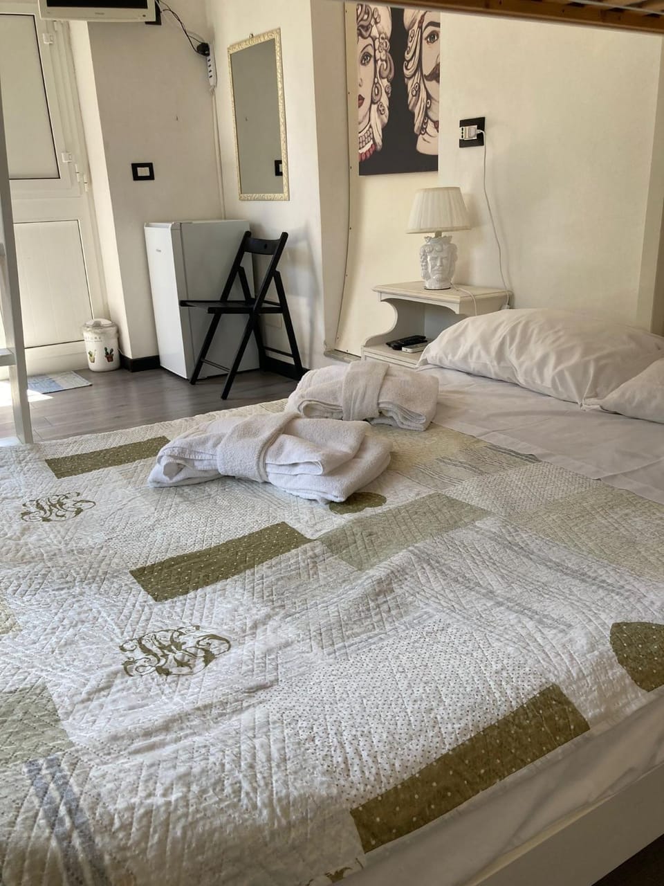 Bed, Photo of the whole room, Bedroom, towels