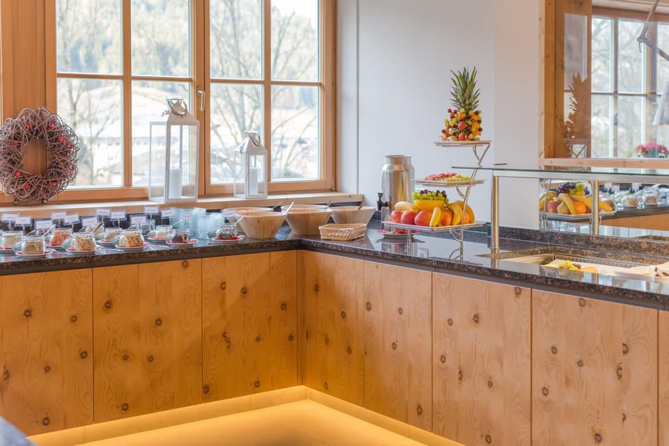 Restaurant/places to eat, Buffet breakfast