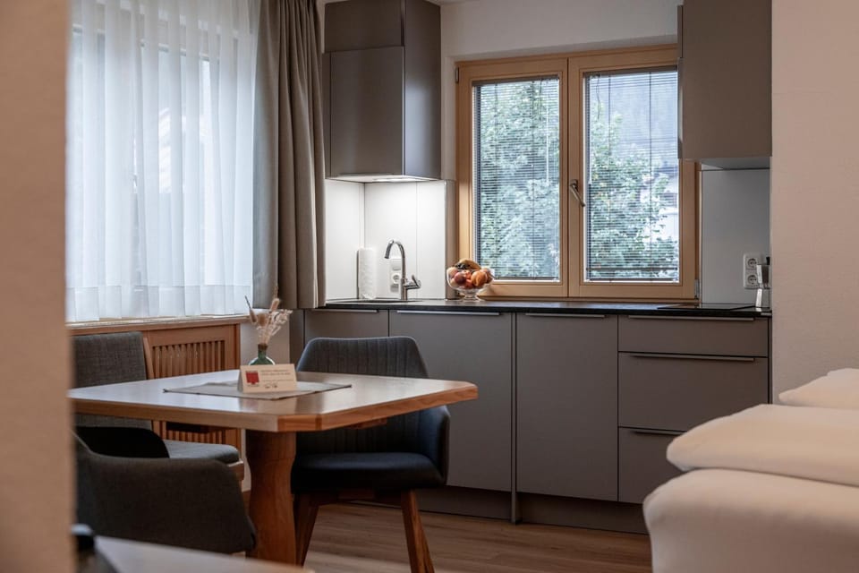 Kitchen or kitchenette, Seating area, Dining area