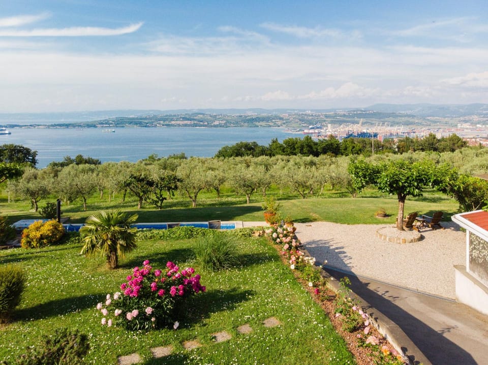 View (from property/room), Garden view, Sea view
