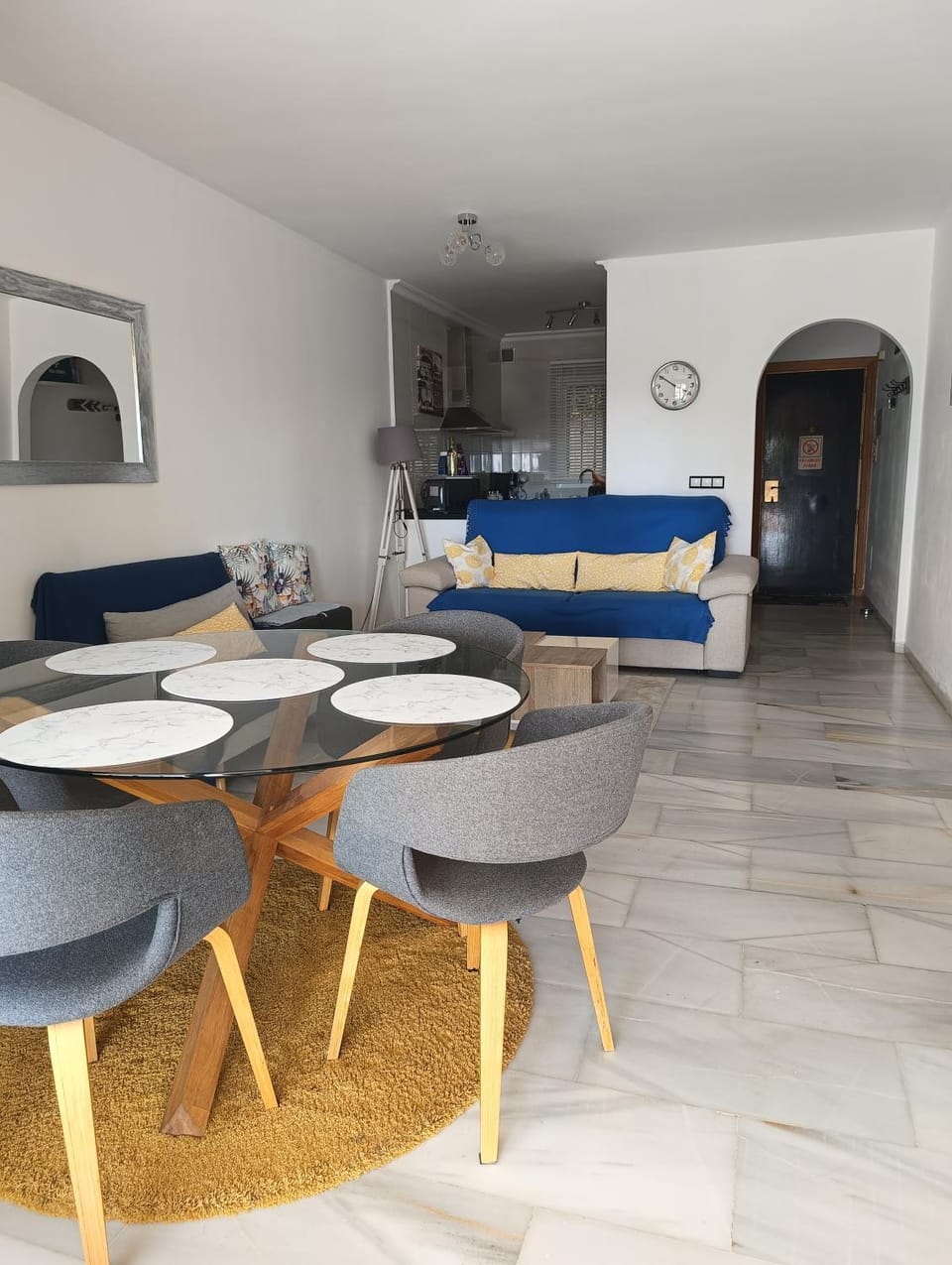 Bed, Seating area, Dining area