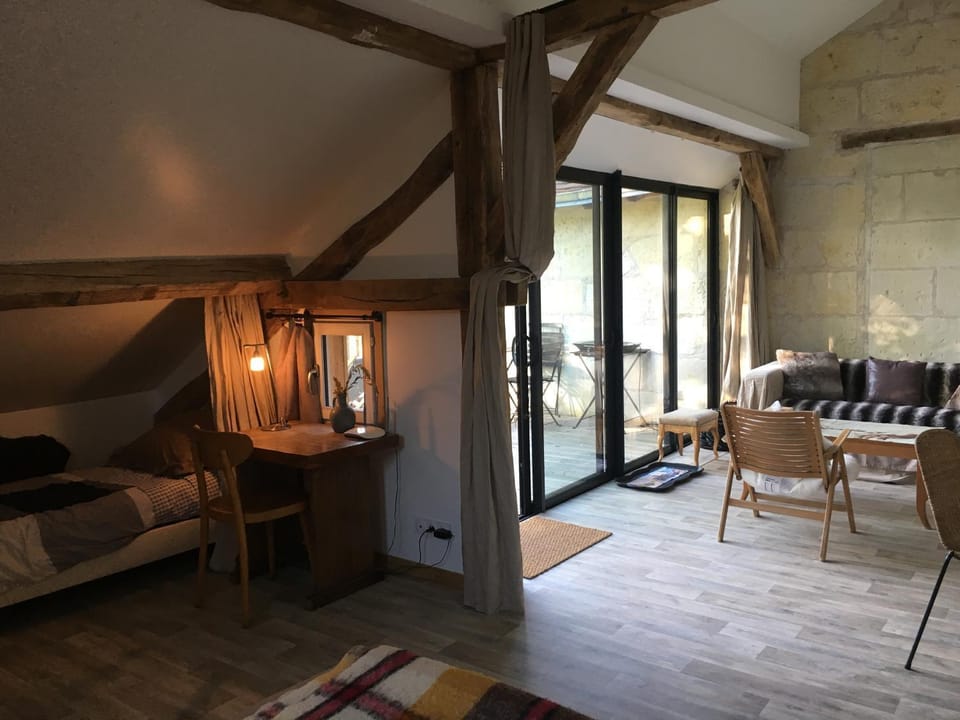 Bed, Seating area