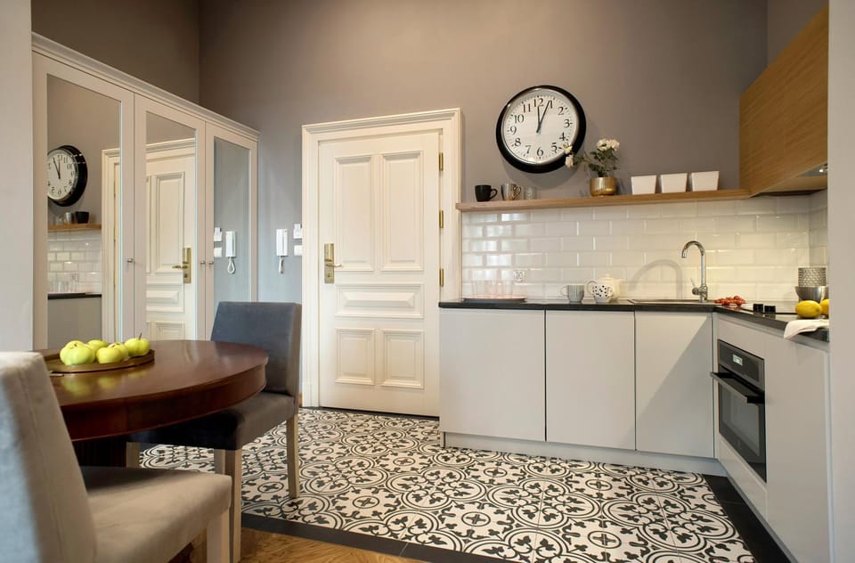 Kitchen or kitchenette, Dining area