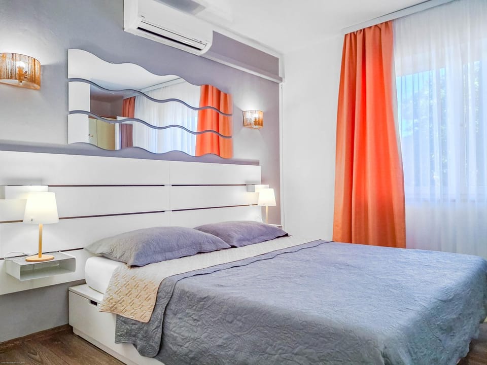 Bed, Bedroom, air conditioner