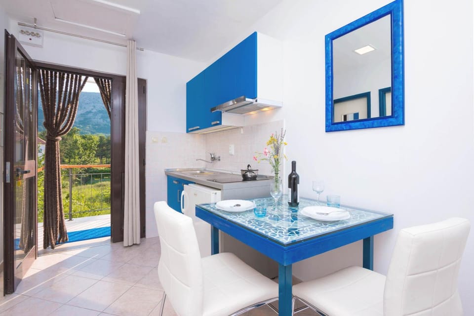 Kitchen or kitchenette, Dining area, Mountain view