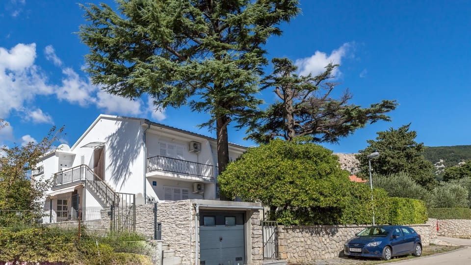 Property building, Spring, Day, Neighbourhood, Parking