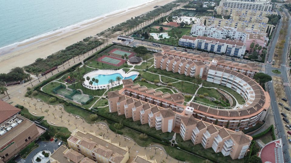 Restaurant/places to eat, Bird's eye view, Children play ground, Garden, Beach, Tennis court, Sea view, Swimming pool