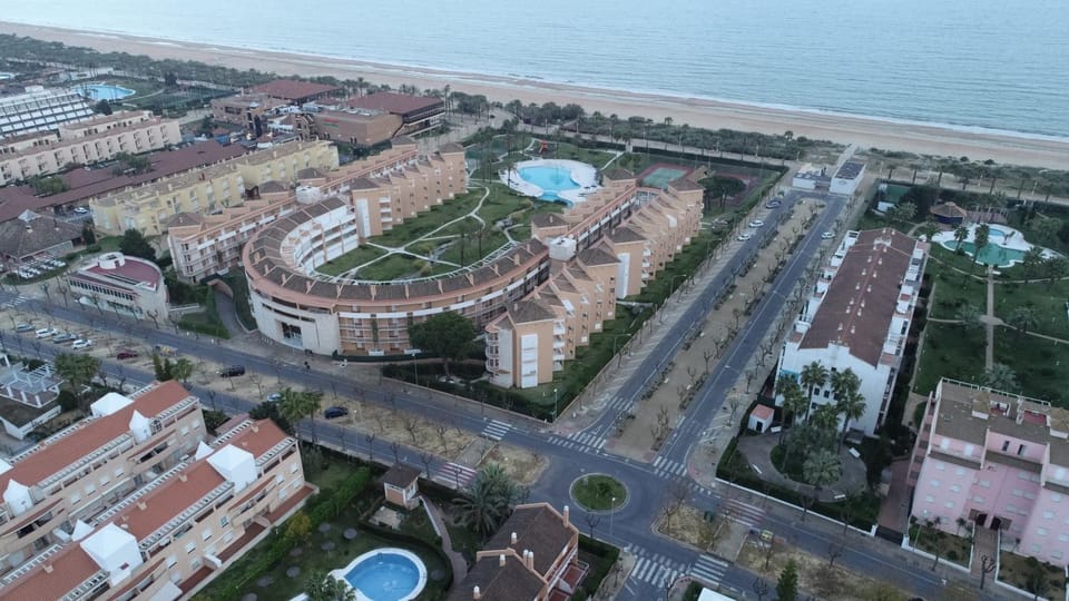 Nearby landmark, Restaurant/places to eat, Facade/entrance, Neighbourhood, Bird's eye view, Garden, Beach, Garden view, Pool view, Sea view, Shopping Area