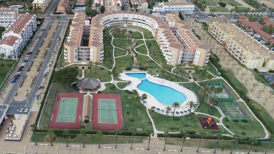 Patio, Restaurant/places to eat, Facade/entrance, Bird's eye view, Children play ground, Garden, Lounge or bar, Tennis court, Swimming pool
