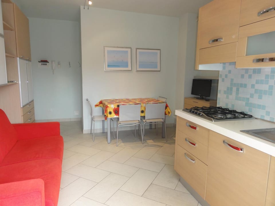 Kitchen or kitchenette, Seating area, Dining area