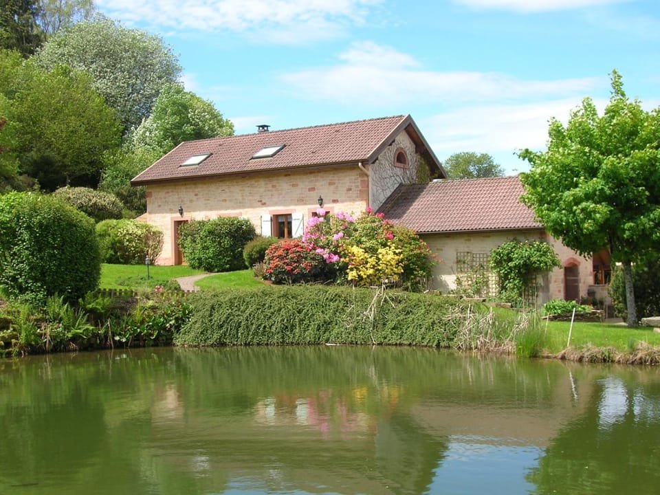 Property building, Spring, Natural landscape, View (from property/room), Living room, Garden view, Lake view