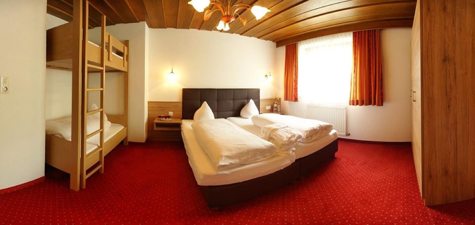Bedroom, bunk bed