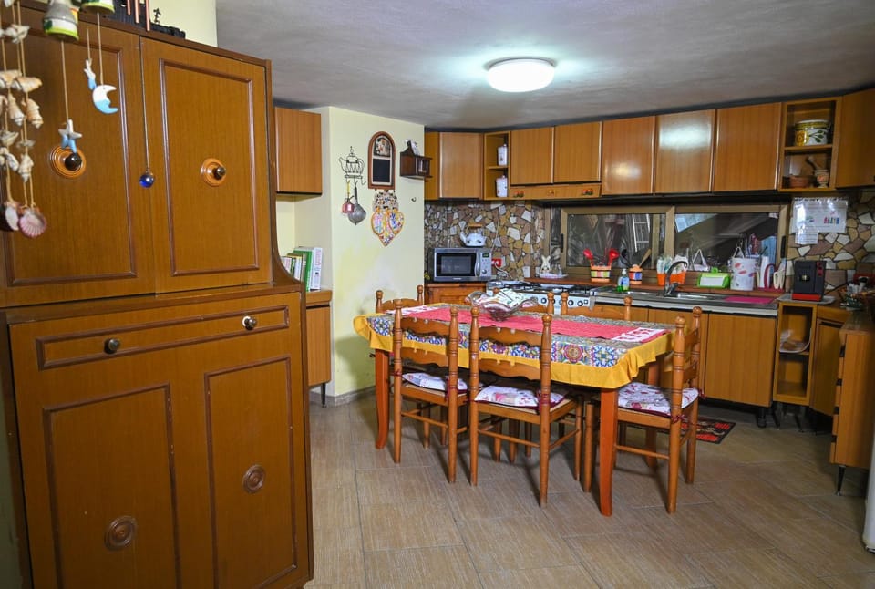 Kitchen or kitchenette, microwave, kitchen