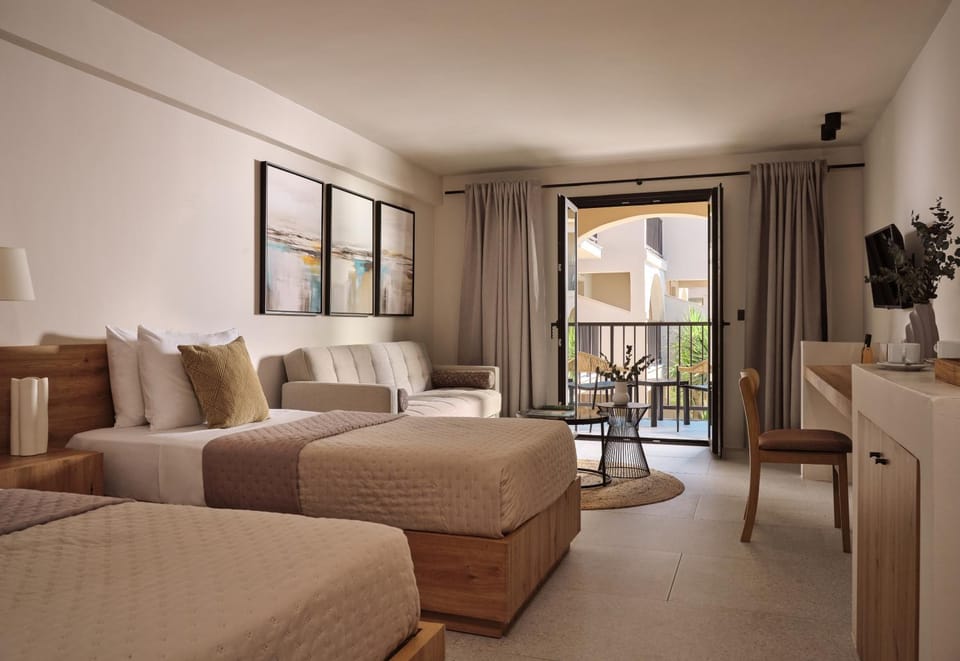 Bed, TV and multimedia, View (from property/room), Balcony/Terrace, Photo of the whole room, Bedroom