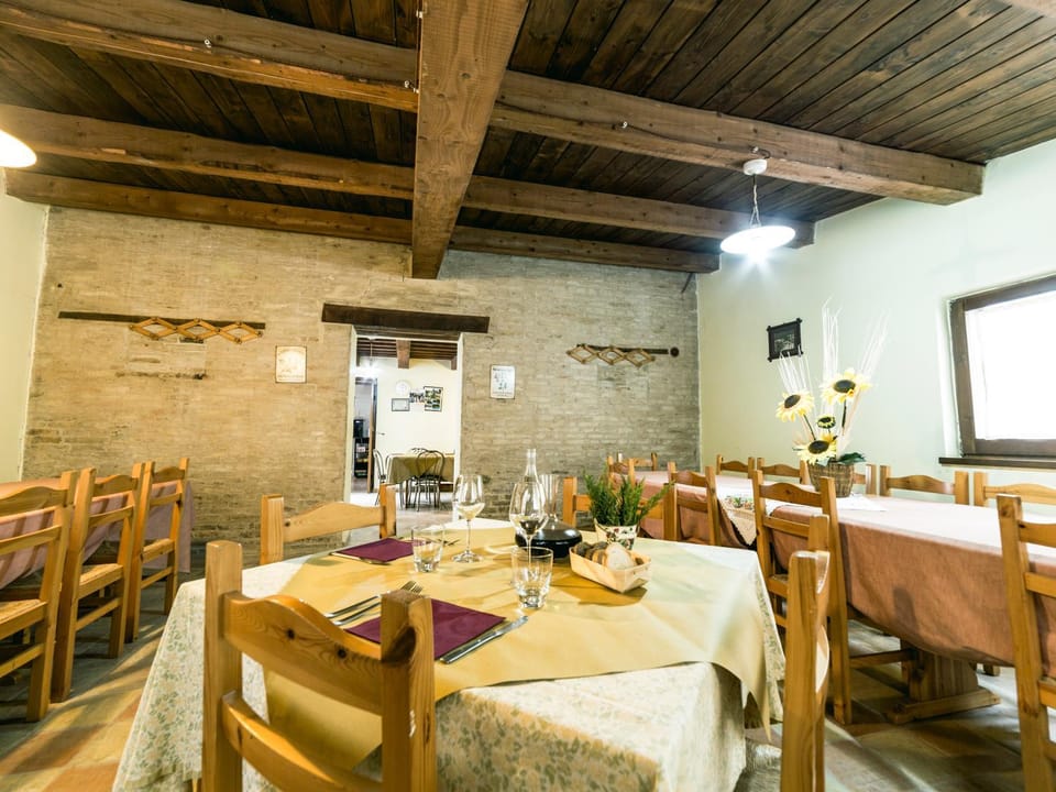 Restaurant/places to eat, Guests, Lunch, Dinner