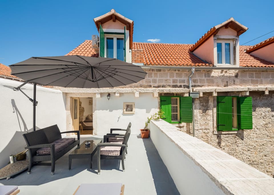 Property building, Balcony/Terrace, Balcony/Terrace
