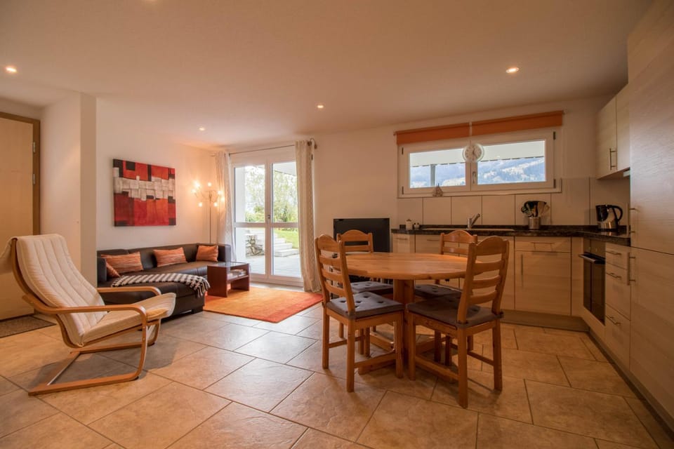 TV and multimedia, Kitchen or kitchenette, Living room, Seating area, Dining area