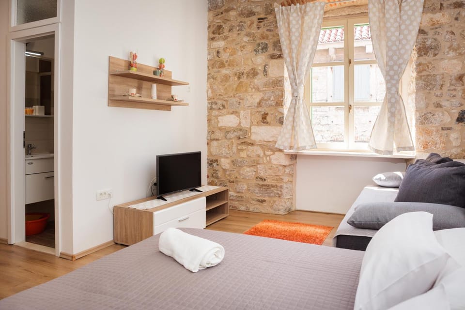 TV and multimedia, Living room, Bedroom