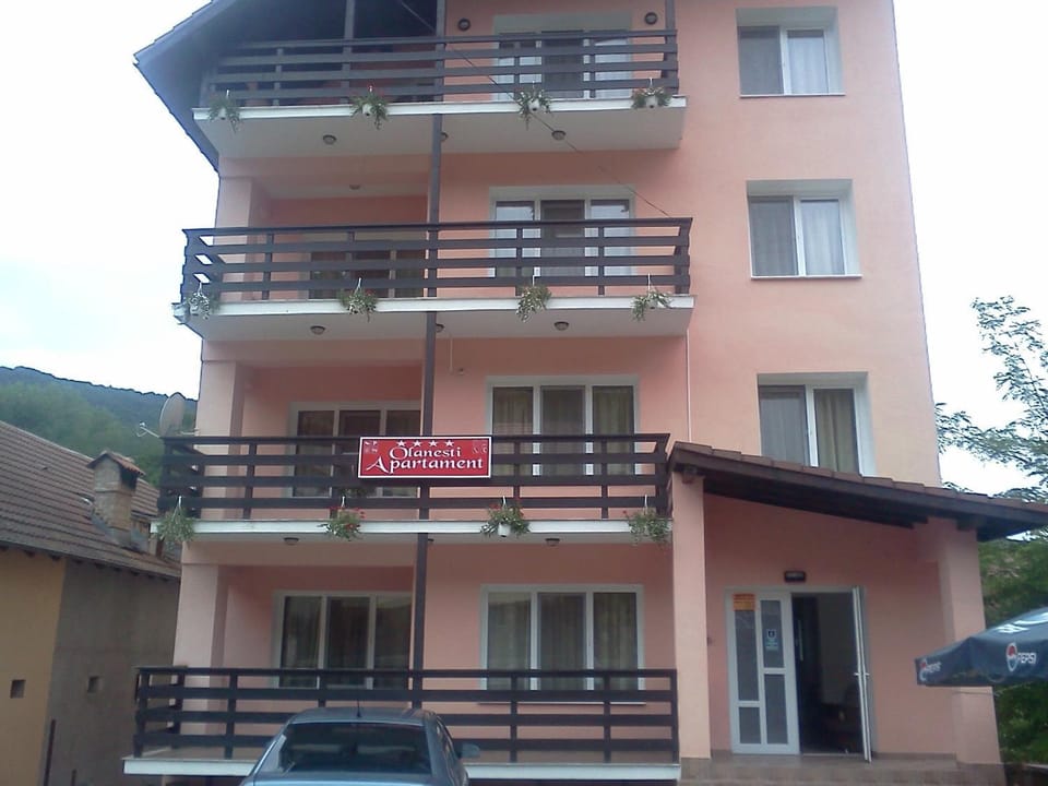 Facade/entrance