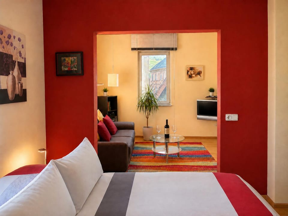 Bed, TV and multimedia, Living room, Photo of the whole room, Seating area, Evening entertainment, Bedroom