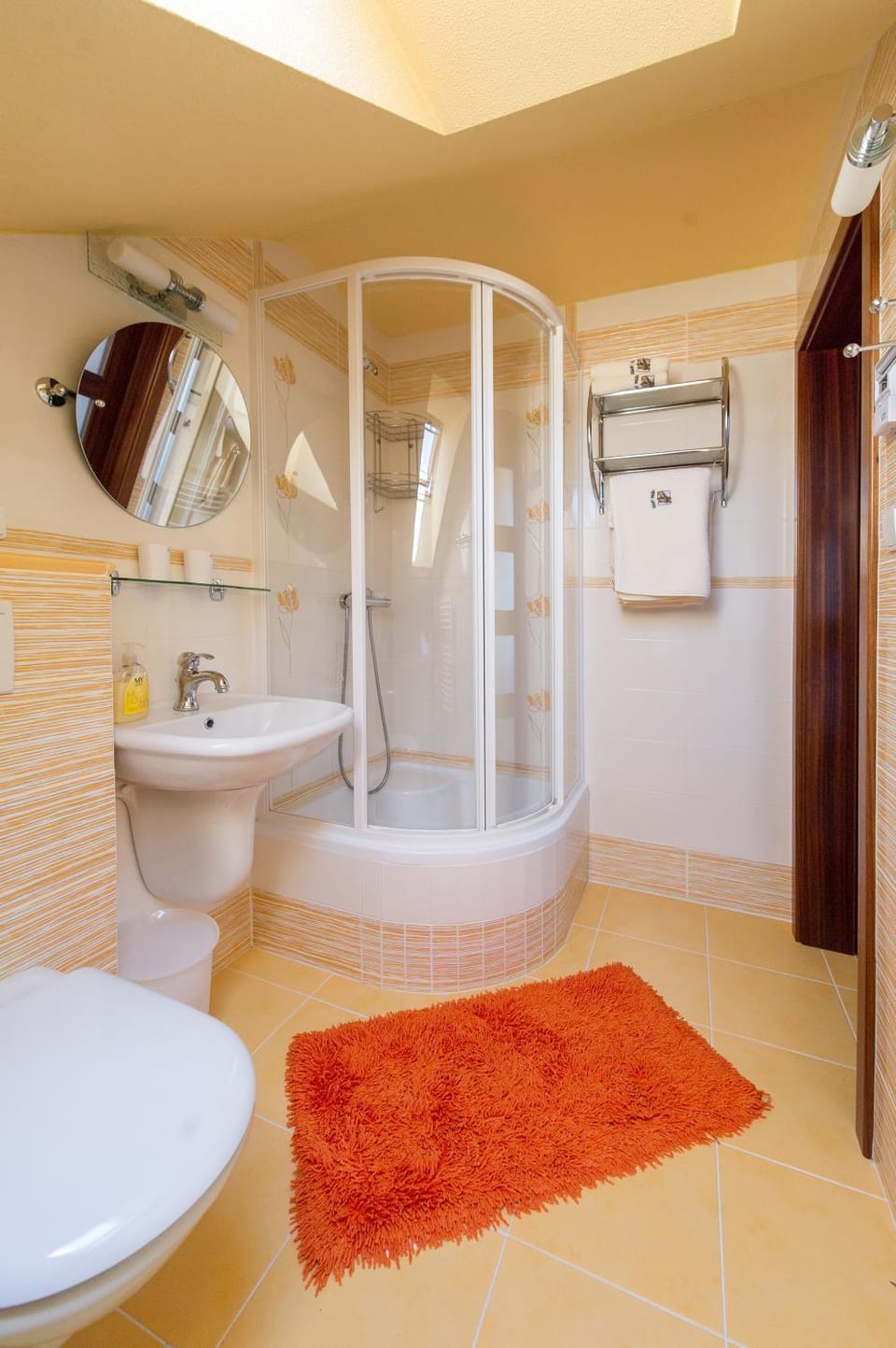 Shower, Toilet, Bathroom, towels
