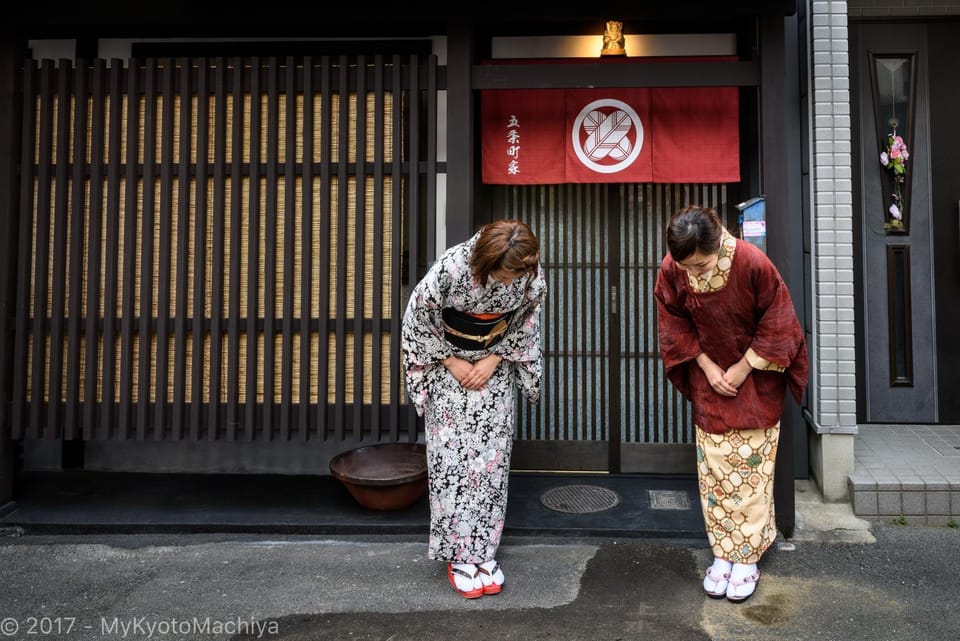 Staff, Facade/entrance