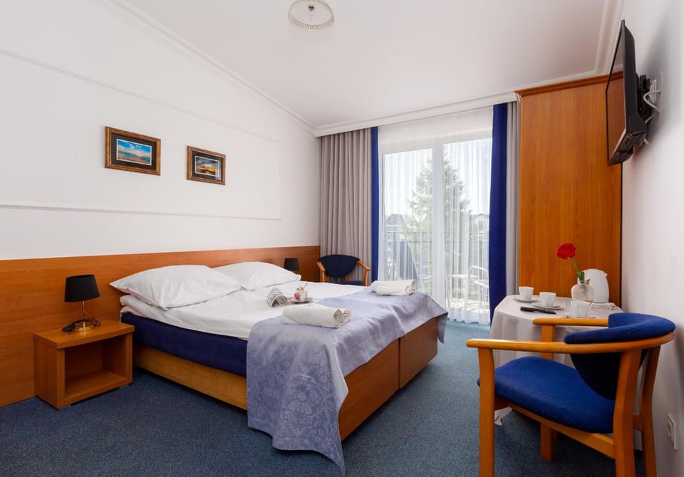 Bed, TV and multimedia, Photo of the whole room, Bedroom, towels