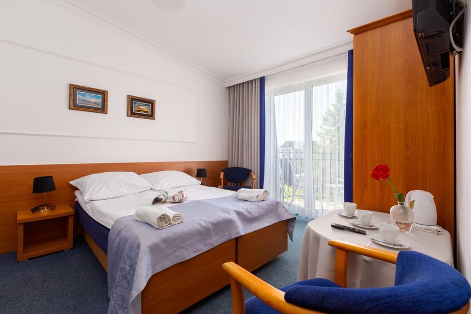 Bed, Photo of the whole room, towels