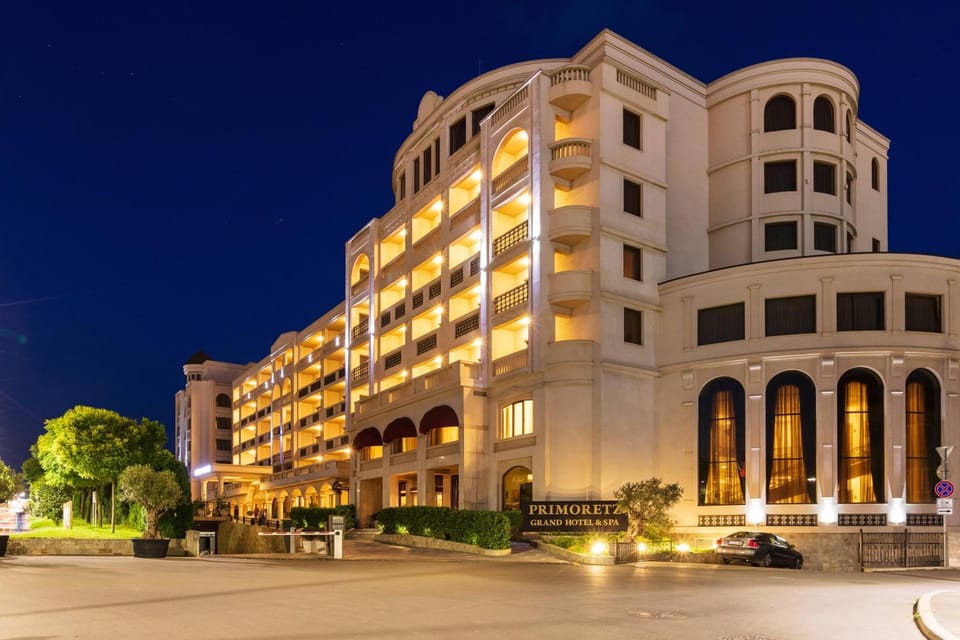 Property building, Facade/entrance, Night