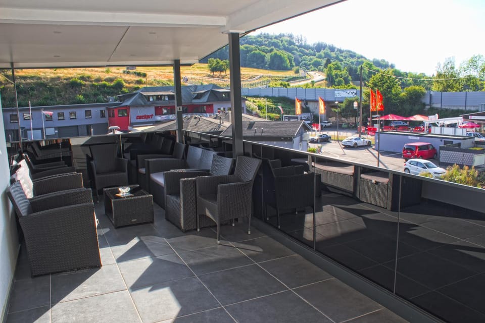 Coffee/tea facilities, Balcony/Terrace, Seating area, Dining area, Landmark view