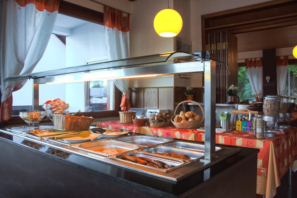 Breakfast, Continental breakfast, Buffet breakfast, English/Irish breakfast