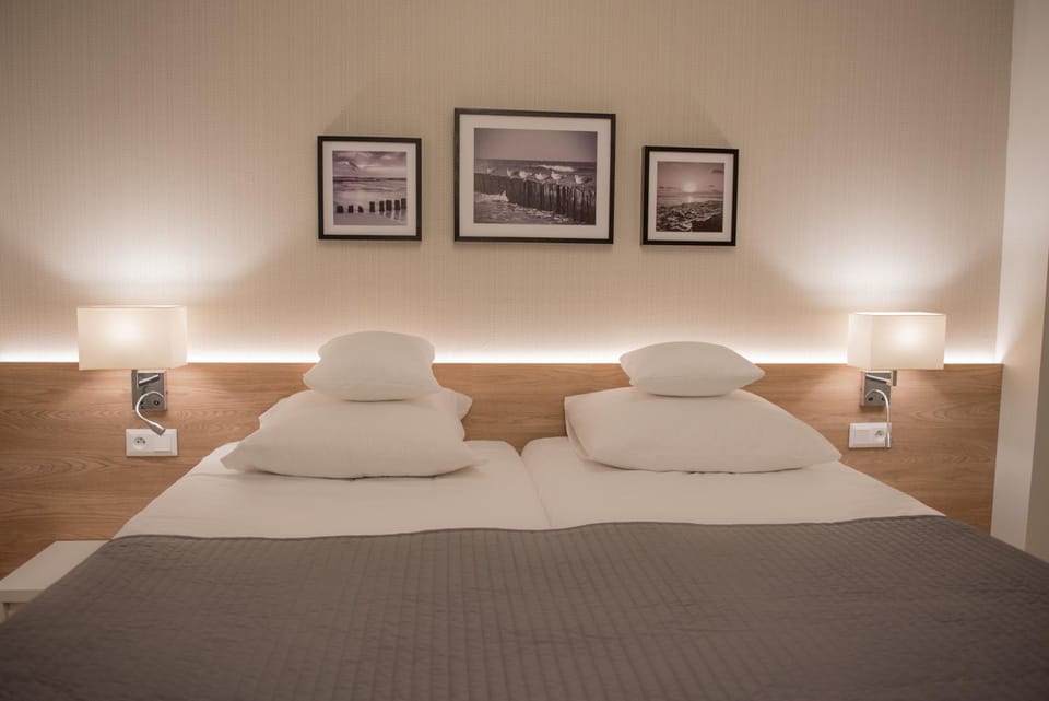Seating area, Bedroom, Family