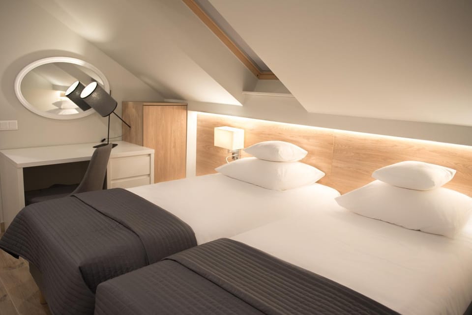 Bed, Photo of the whole room, Seating area, Bedroom, Family