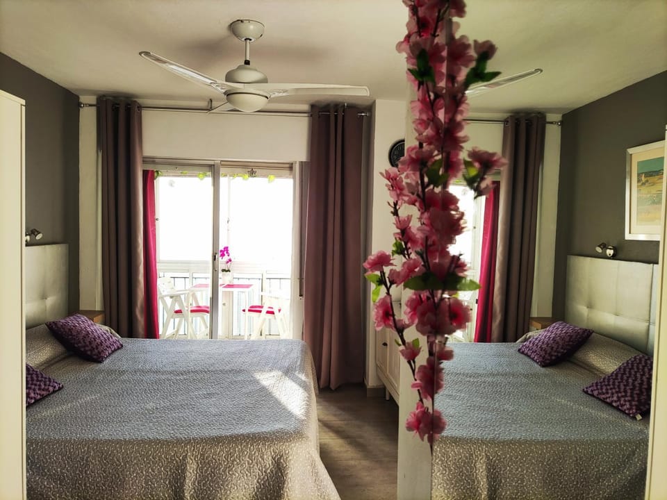 Bed, Photo of the whole room, Decorative detail, fireplace