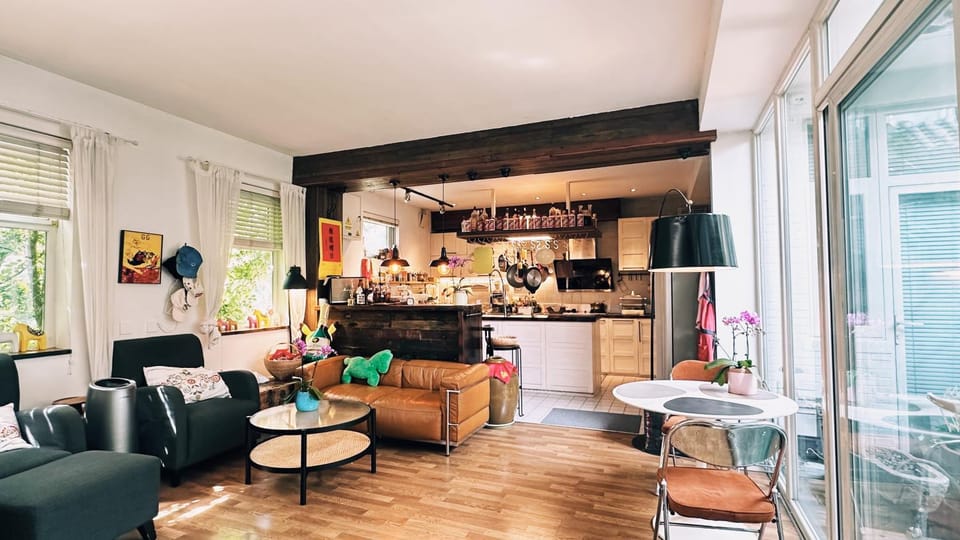 Restaurant/places to eat, Living room, Lounge or bar