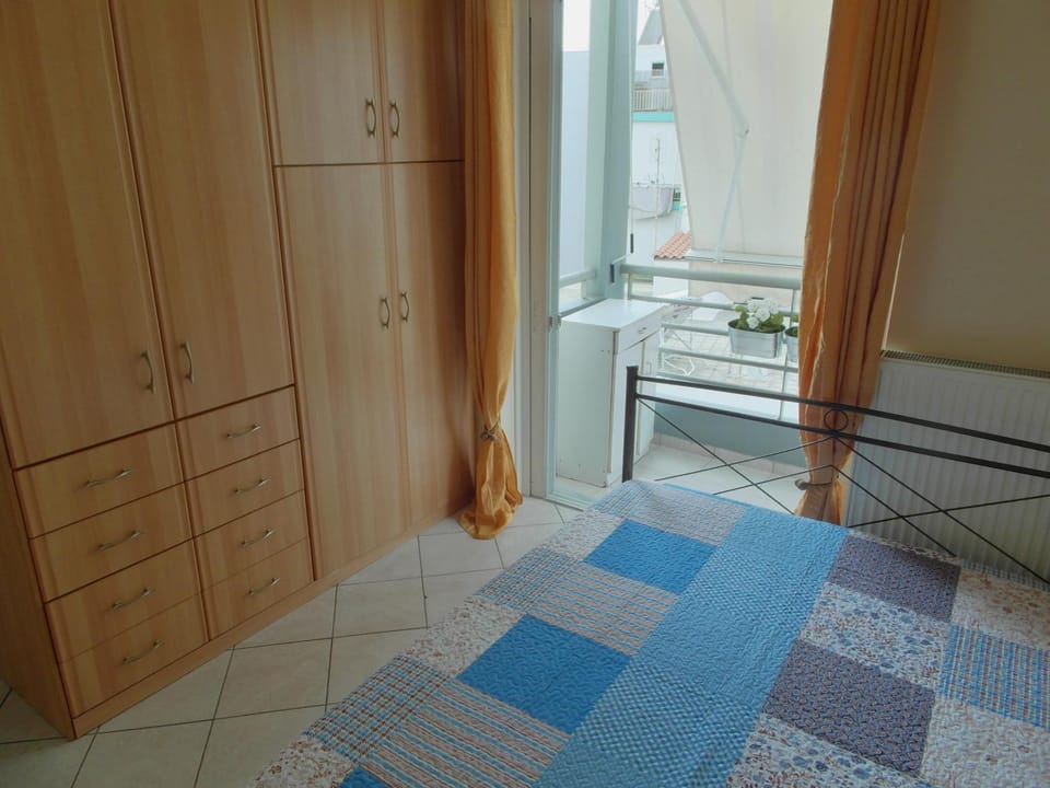 Bed, Photo of the whole room, Decorative detail, Bedroom, Garden view