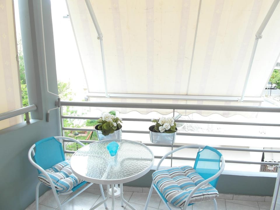 Balcony/Terrace, Garden view, Street view
