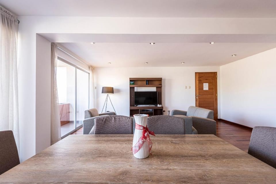TV and multimedia, Living room, Seating area, Dining area