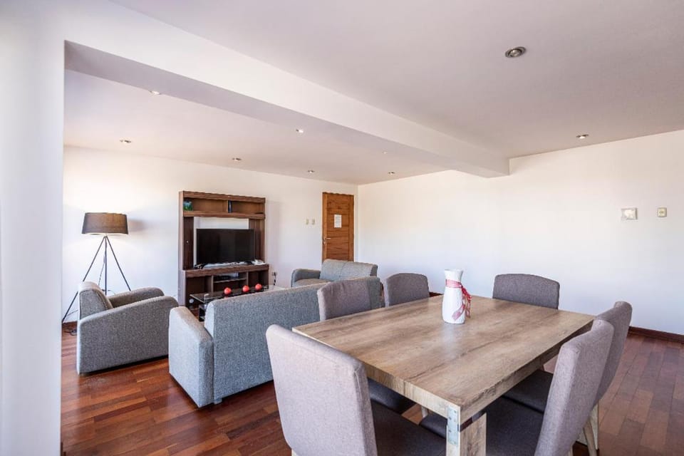 TV and multimedia, Living room, Seating area, Dining area
