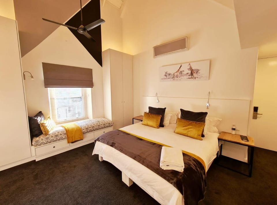 Seating area, Bedroom, Mountain view, Quiet street view, air conditioner