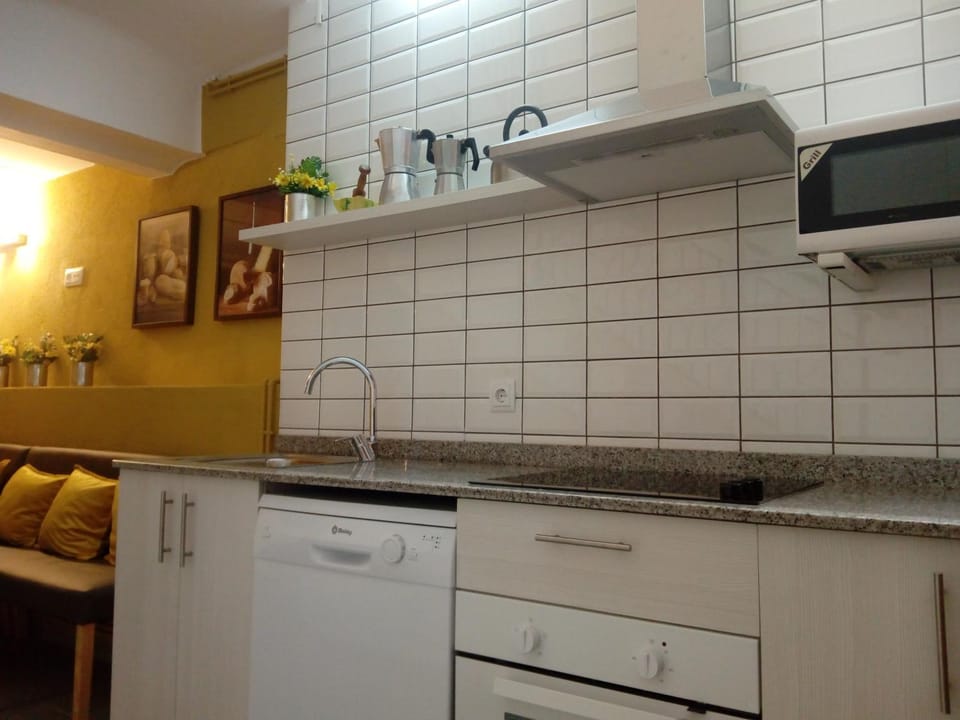 Kitchen or kitchenette, pet friendly, stove