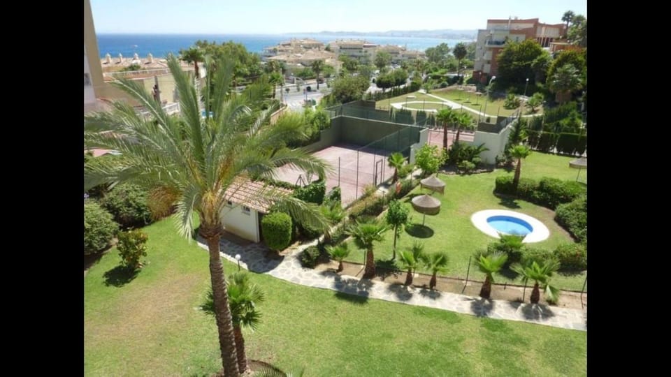 Garden, Tennis court