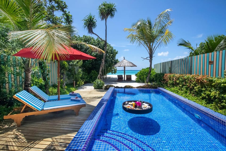 Swimming pool, sunbed