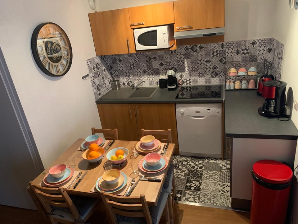 Coffee/tea facilities, Kitchen or kitchenette, Dining area, minibar, stove, toaster